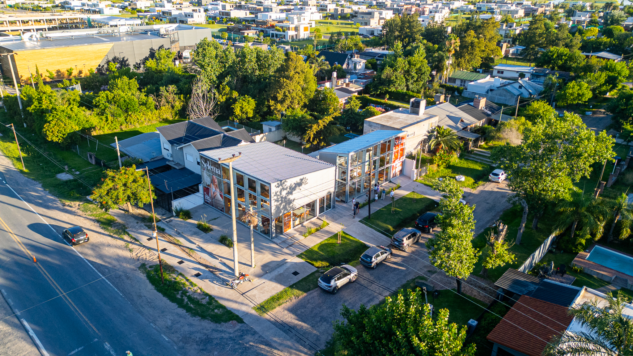 Una reconocida firma de muebles de Rosario inauguró su showroom en Funes y apuesta al diseño con identidad